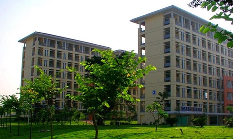 广东医学院教学楼车库